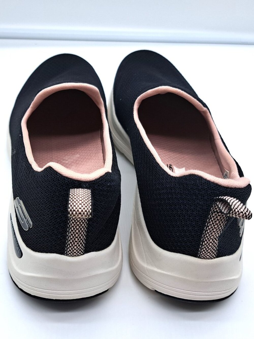 Skechers womens arch comfort slip-on athletic shoe - Size 7 - Picture 2 of 14